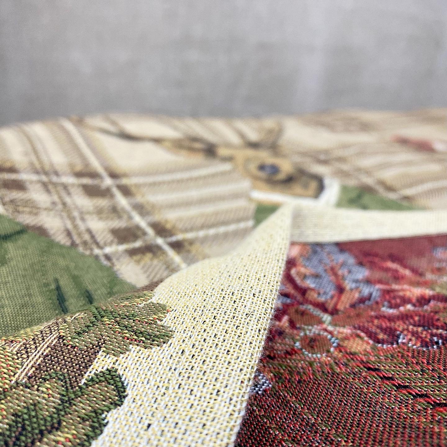 48712 Декоративное покрывало на стол Mars&More 145х145 см.